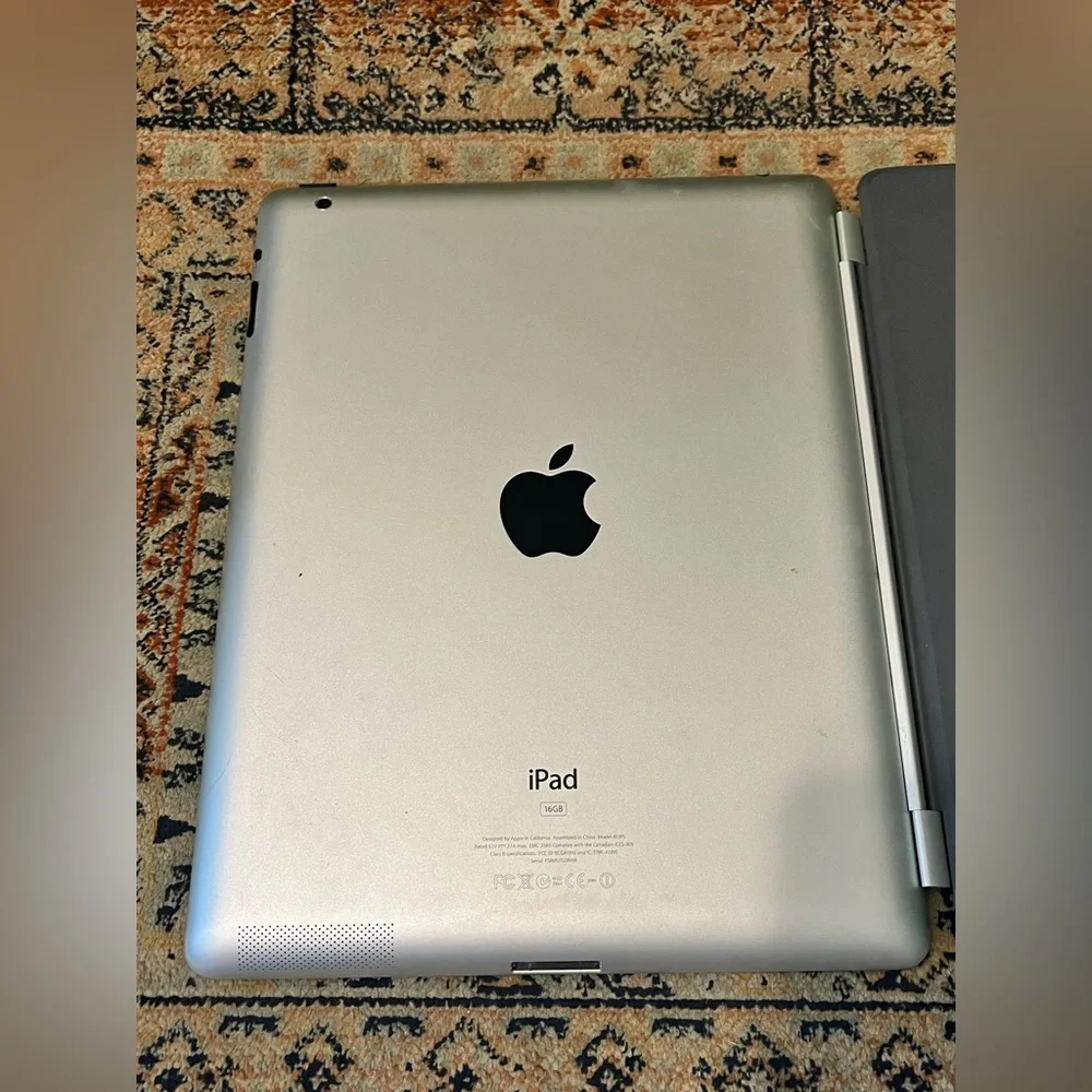 Apple iPad 2 16gb Bundle Charger /Case And Original Box Needs Factory Reset